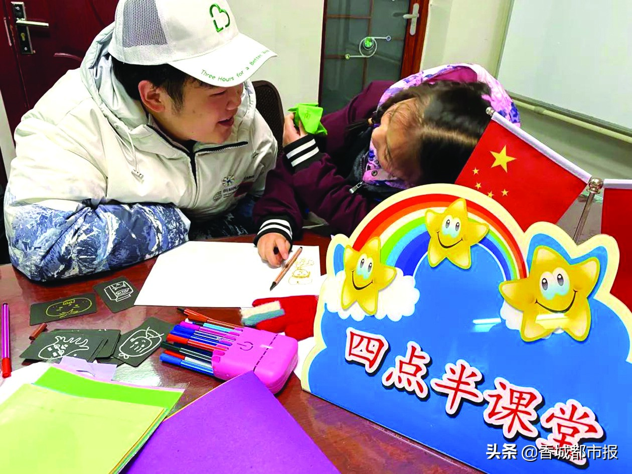 湖北科技学院青年志愿者协会队员心系社区居民——“四点半课堂”为社区孩子上好“关爱课”