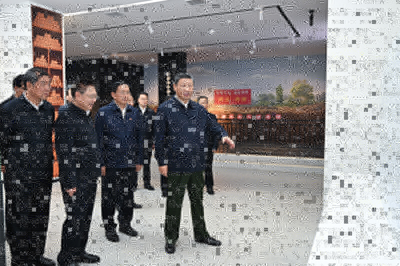 11月4日至6日,中共中央总书记、国家主席、中央军委主席习近平在湖北考察。这是4日下午,习近平在孝感市云梦县博物馆参观出土秦汉简牍展。